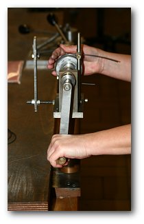 Hände an Arbeitsgerät